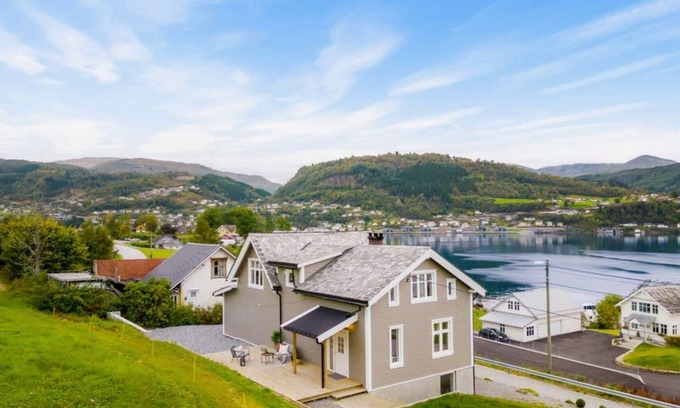 Oystese Casa | Hardangerfjord hideaway - luxury heritage home near Norheimsund, Kvam
