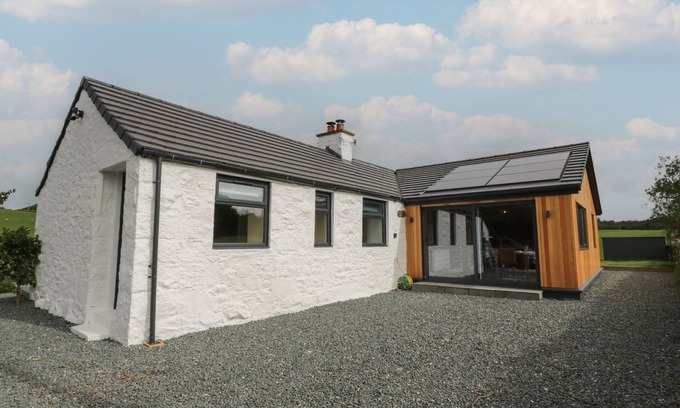 Castle Douglas Casa | HARDHILLS COTTAGE, family friendly, with hot tub in Castle Douglas