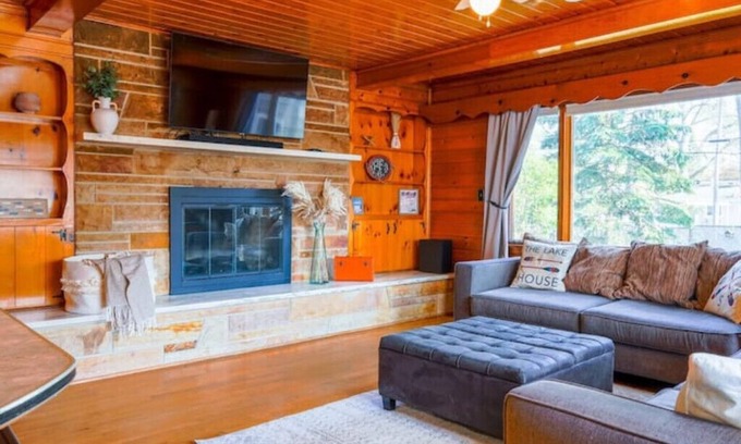 Lakeside Casa | Harding Lakeside Getaway| 8 bedroom sleeps 16!