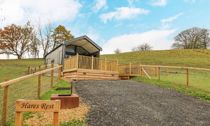 Llandrindod Wells Cabaña | HARES REST, family friendly, with hot tub in Rhayader