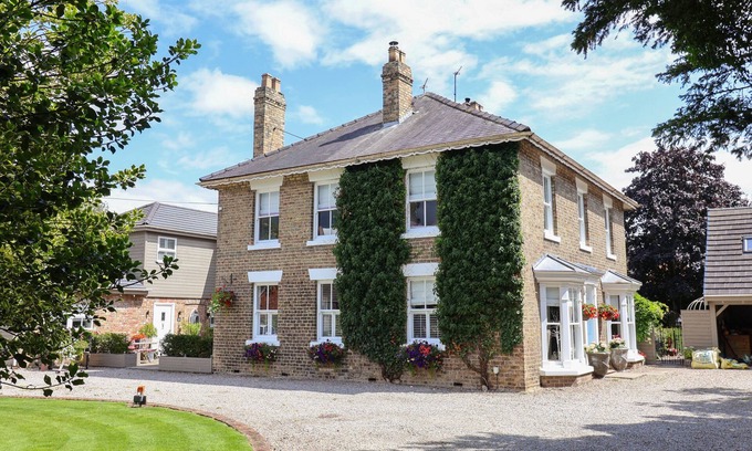 Holme-on-Spalding-Moor Casa | HARFORD HOUSE, pet friendly, with hot tub in Holme-On-Spalding-Moor