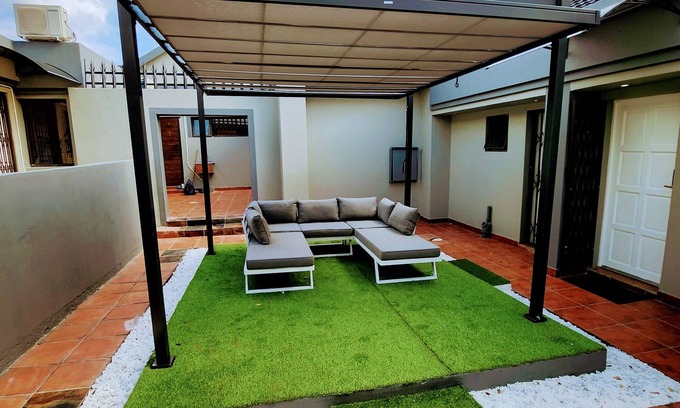 Greater Johannesburg Metropolitan Area Cabaña | Harmony Apartment: Stylish 1-Bedroom in Parkmore with Uninterrupted Solar Power