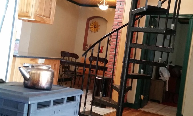 Sanford Cabaña | Harmony Haven, a small town cottage retreat, large garden and outdoor adventure.