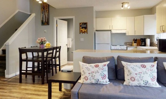 Harvie Heights Casa | HARMONY HEIGHTS - TWO LEVEL TOWNHOUSE - HOT TUB & FIRE PIT