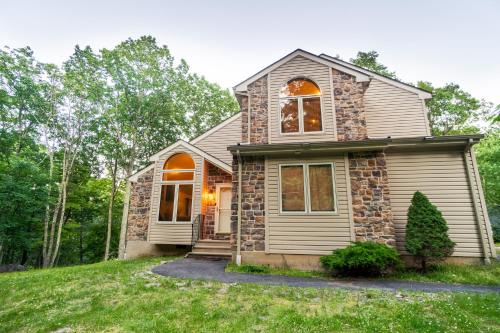 Bushkill Casa | Harmony Hill Stylish 4bd Mountain Retreat, Hot Tub, Games