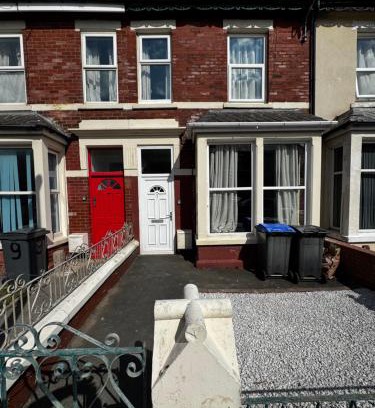 Blackpool Casa | Harmony House - Close to Blackpool FC - Excellent Transport Links - Sleeps up to 6