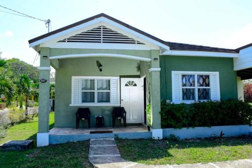 Runaway Bay Casa | HARMONY LA VISTA