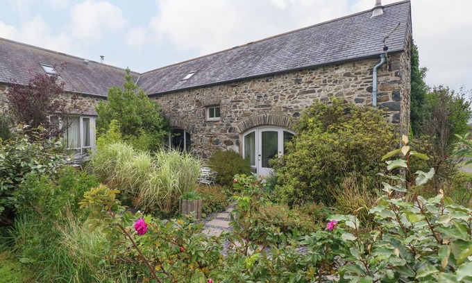 Goodwick Cabaña | HARMONY, pet friendly, with a garden in Goodwick