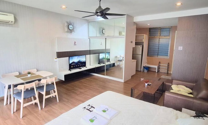Taman Mount Austin Apartamento | Harmony studio private balcony Palazio Mount Austin by GDRAGON HomeStay
