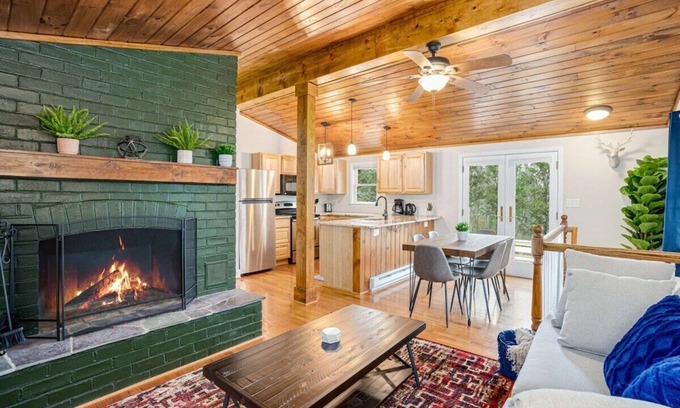 Millville Chalet De Esquí | Harpers Ferry Cabin: Hot Tub, Deck, Fire Pit, WiFI