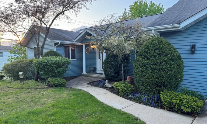Twin Lakes Casa | Harry's Hotrod Hideaway - Charming 3-bedroom house with Hot Tub and Lake access