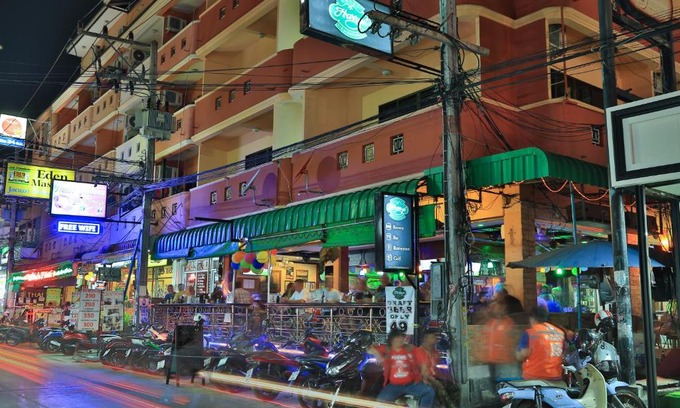 Central Pattaya Hotel | Harrys Hotel Bar & Restaurant