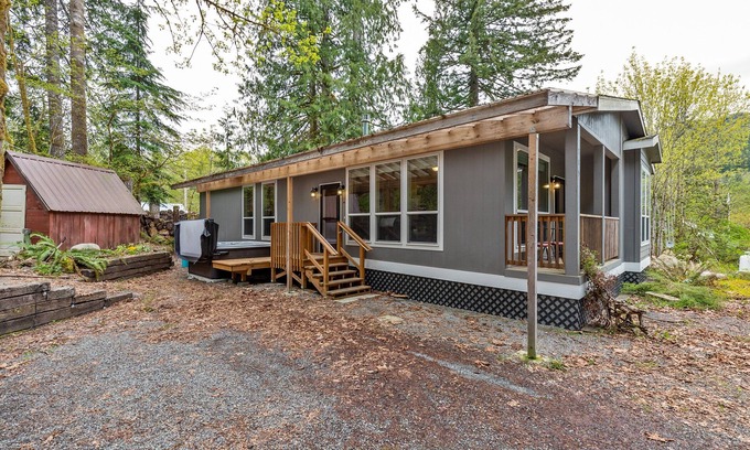 Skykomish Casa | Hart Haus at Stevens Pass- spacious w/ hot tub, EV charger, enclosed yard for pets!