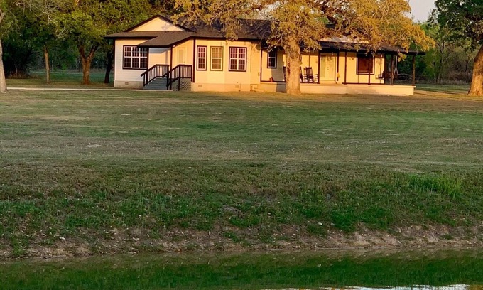 Sutherland Springs Otro | Hartfield House Farmhouse Retreat on 12 acres