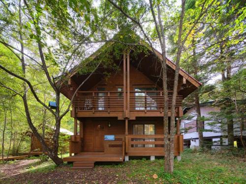 Tsumagoi Casa | HARUNA CABIN 森の中のログハウス 、広々ウッドデッキでBBQ、公園散策、北軽井沢観光