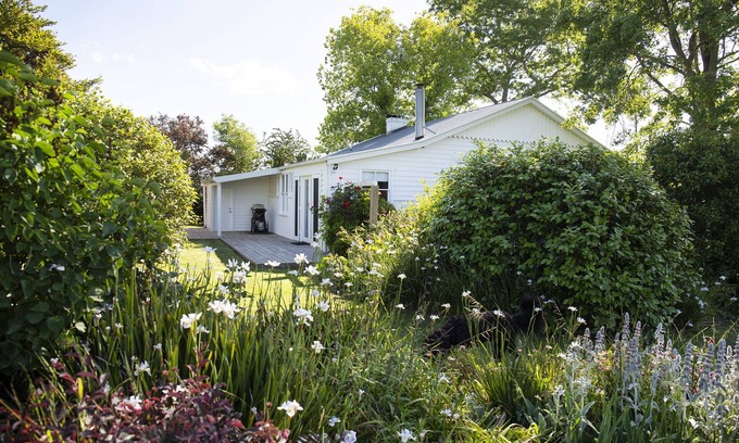 Badger Creek Cabaña | Harvest House @ Harvest Farm - Idyllic cottage surrounded with mountain views.