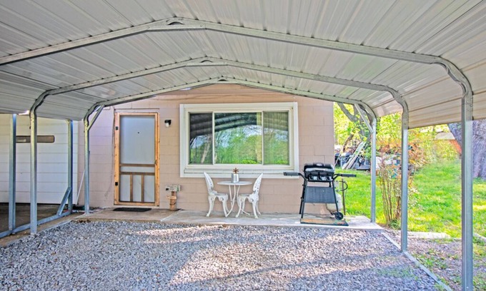 Wagoner Apartamento | Harvey’s House - Peaceful Fort Gibson lake area studio w/ carport on 3 acres