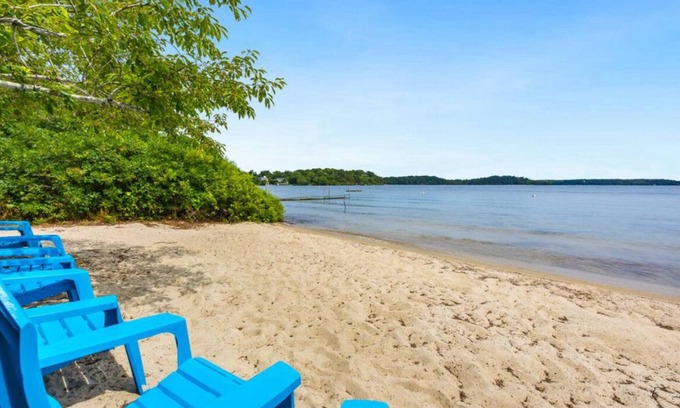 Harwich Casa | Harwich 4BR & 2BA Fall Getaway—Private Sandy Beach & Bike Path Access