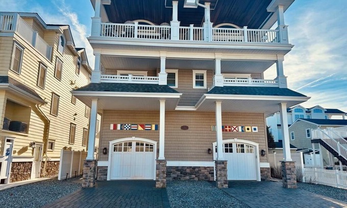 Sea Isle City Condominio | Has Pool AND Steps from the Beach!