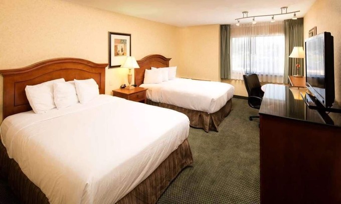 Wenatchee Hotel | Hassle-free Stay! 2 Pet-friendly Units, Swimming Pool, Free Parking!