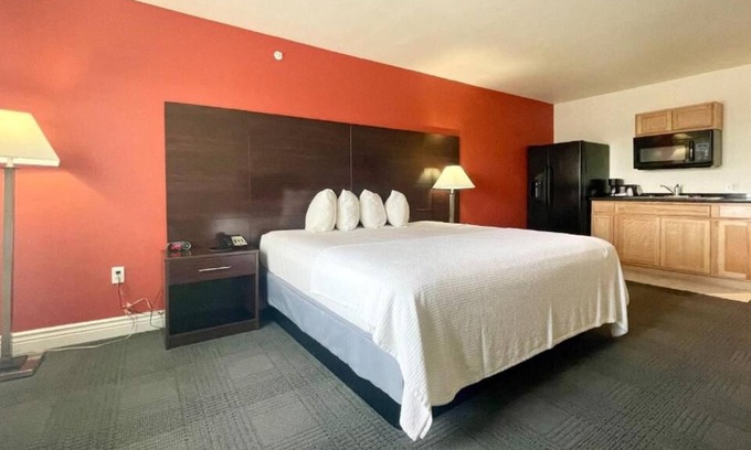 Cuero Casa | Hassle-free Vacation! w/ FREE Parking, Short Drive to Yoakum Heritage Museum