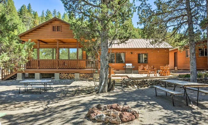 Mammoth Creek Cabina | Hatch Retreat w/ Deck, Grill & Creek Access!