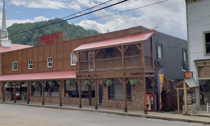 Matewan Complejo | Hatfield McCoy Resort Inn. Room #3. Direct access to Hatfield McCoy ATV Trails.