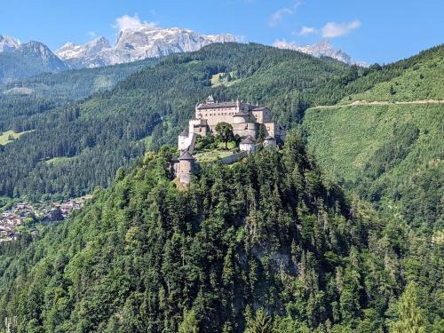 Pfarrwerfen Apartamento | Haus Biechl mit Blick auf die Burg Hohenwerfen