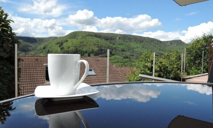 Bad Urach Apartamento | Haus Eisele Apartment 1, 45 m 2, con cama doble, sofá cama, TV, baño, cocina equipada, terraza solarium.