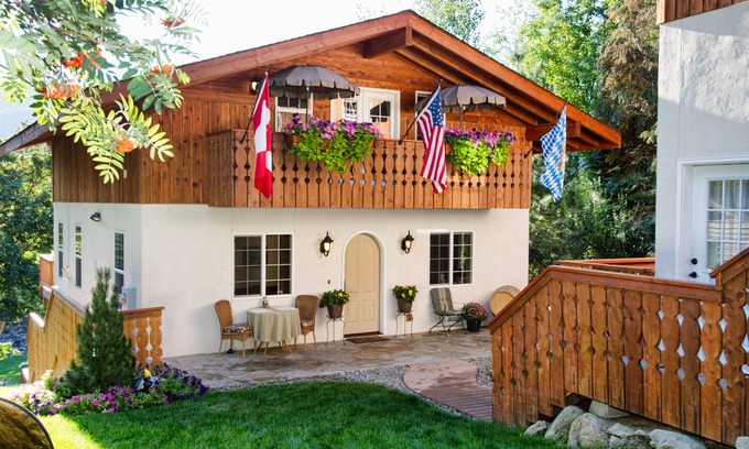Leavenworth Chalet De Esquí | Haus Hanika B&B La suite del oso negro en el río