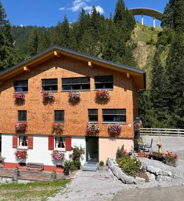 Schroecken Casa | Haus Waldegg 84