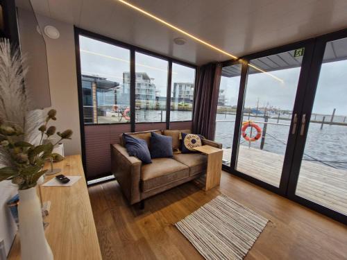 Wendtorf Alquiler De Eote | Hausboot Fjord Cumulus Solarboot mit Biosauna in Wendtorf