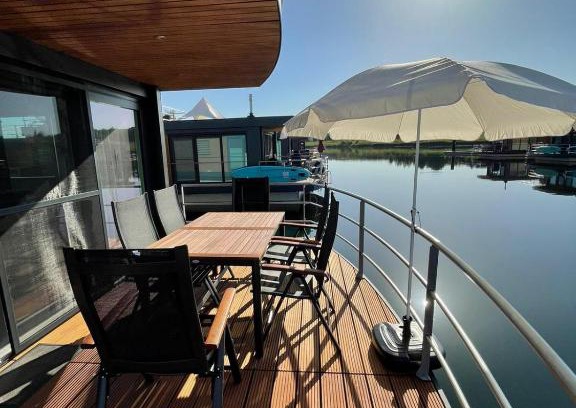 Klitten Apartamento | Hausboot Vroni am Bärwaldersee