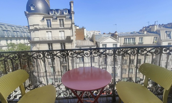 Quartier de la Roquette Apartamento | Haussmann-style apartment with balcony, next to Place de la Bastille.