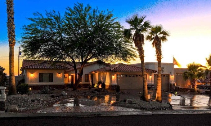 Lake Havasu City Casa | Havasu Sunset Hideaway - Swim up Pool Bar|Firepit