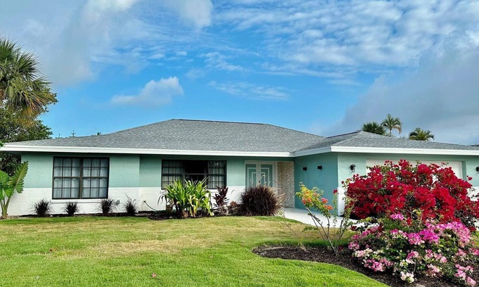 Murex Lakes Condominio | Have a Shelluva Time at this 3br/2.5ba near beach ground level pool home. Pup...