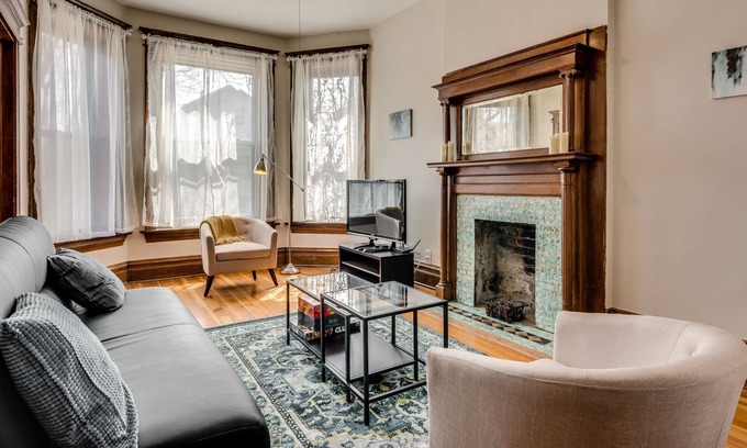 Wicker Park Apartamento | Have It all! Convenient Yet Calm, Low Key and Lively by RedAwning
