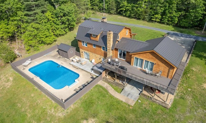 Star Tannery Cabina | Have it All, Heated Pool, Hot Tub & Secluded Lake!