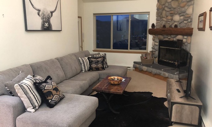 Big Sky Condominio | Haven in Big Sky w/ Views and Hot Tub- Town Center