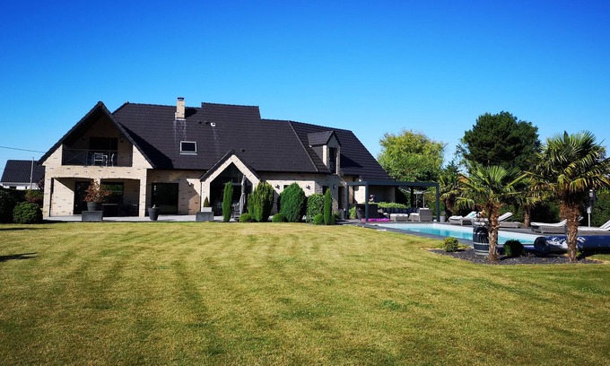 Nielles-les-Ardres Casa | Haven of peace with family or friends, house with large swimming pool and pergola