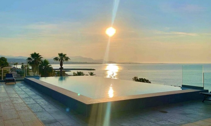 Villeneuve Loubet Beach Apartamento | Haven of peace with infinity pool overlooking the sea