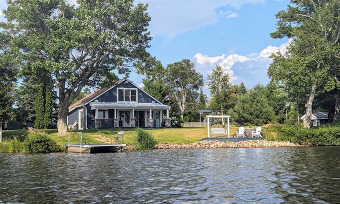 Upper Peninsula Michigan Casa | Haven Point Lakefront Bungalow