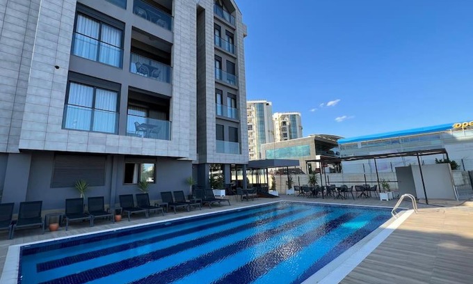 Konyaalti Apartamento | Havuzlu Apartta Balkonlu Ev Konforu