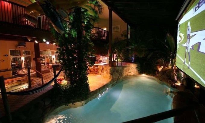Media Casa | HAWAII en el interior! Swim-up Tiki-Bar 20 'Palms, 5 cascadas, 2 teatros, piscina, spa, gimnasio