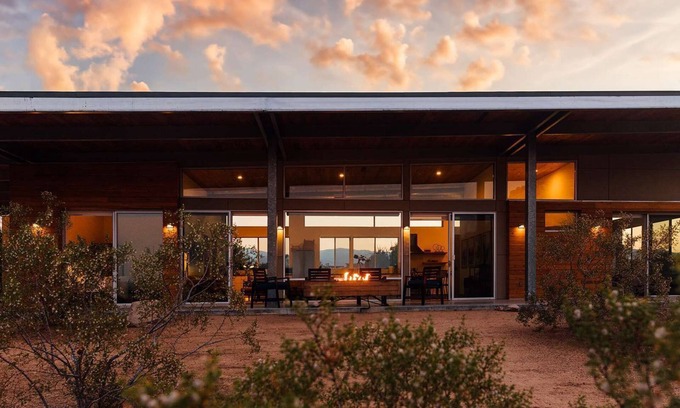 Pioneertown Casa | Hawk & Mesa - Retiro moderno privado en 120 acres!