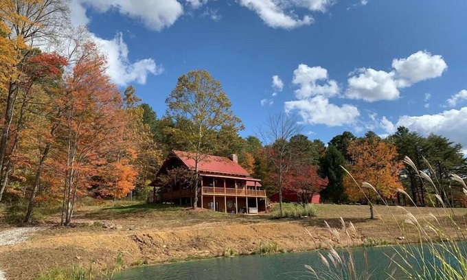 Laurelville Casa | Cabaña aislada en la cima de una colina con estanque de pesca, impresionantes vistas y senderos naturales