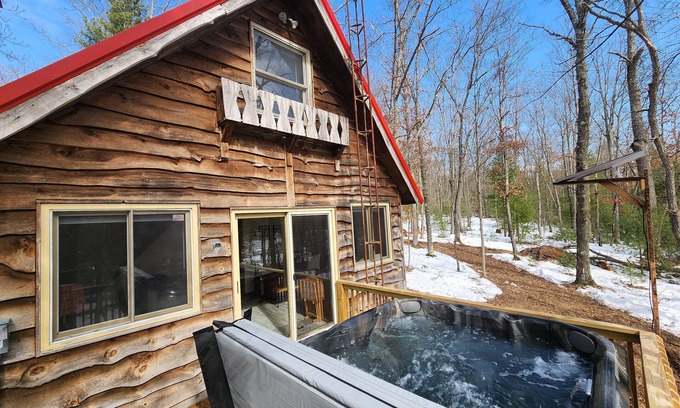 Paris Cabina | Hawkins Hideout Luxury Cabin, Wi-Fi, Hot Tub!