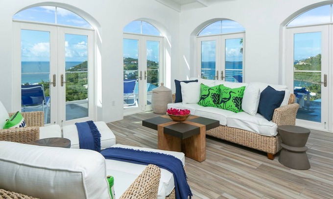 Estate Chocolate Hole and Great Cruz Bay Villa | Hawksbill, una sensación de casa de playa moderna de dos dormitorios con acabados de alta gama