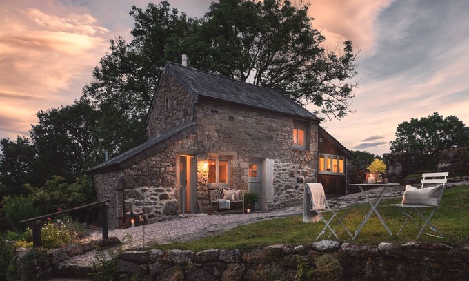 Sticklepath Cabaña | HAWTHORN COTTAGE AT COLLIHOLE, romantic, with open fire in Chagford