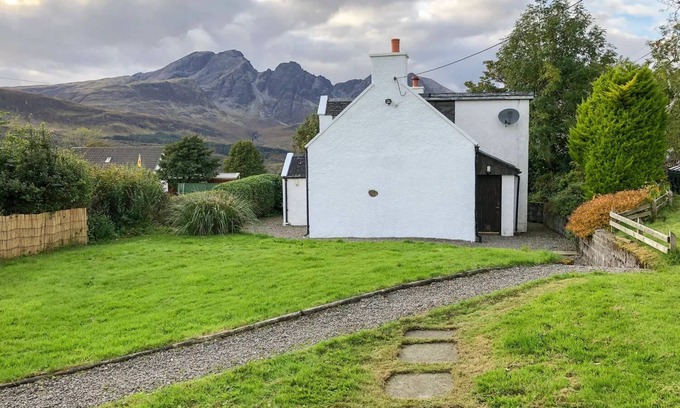 Torrin Cabaña | HAWTHORN DENE, pet friendly, cosy croft cottage with mountain views in Torrin